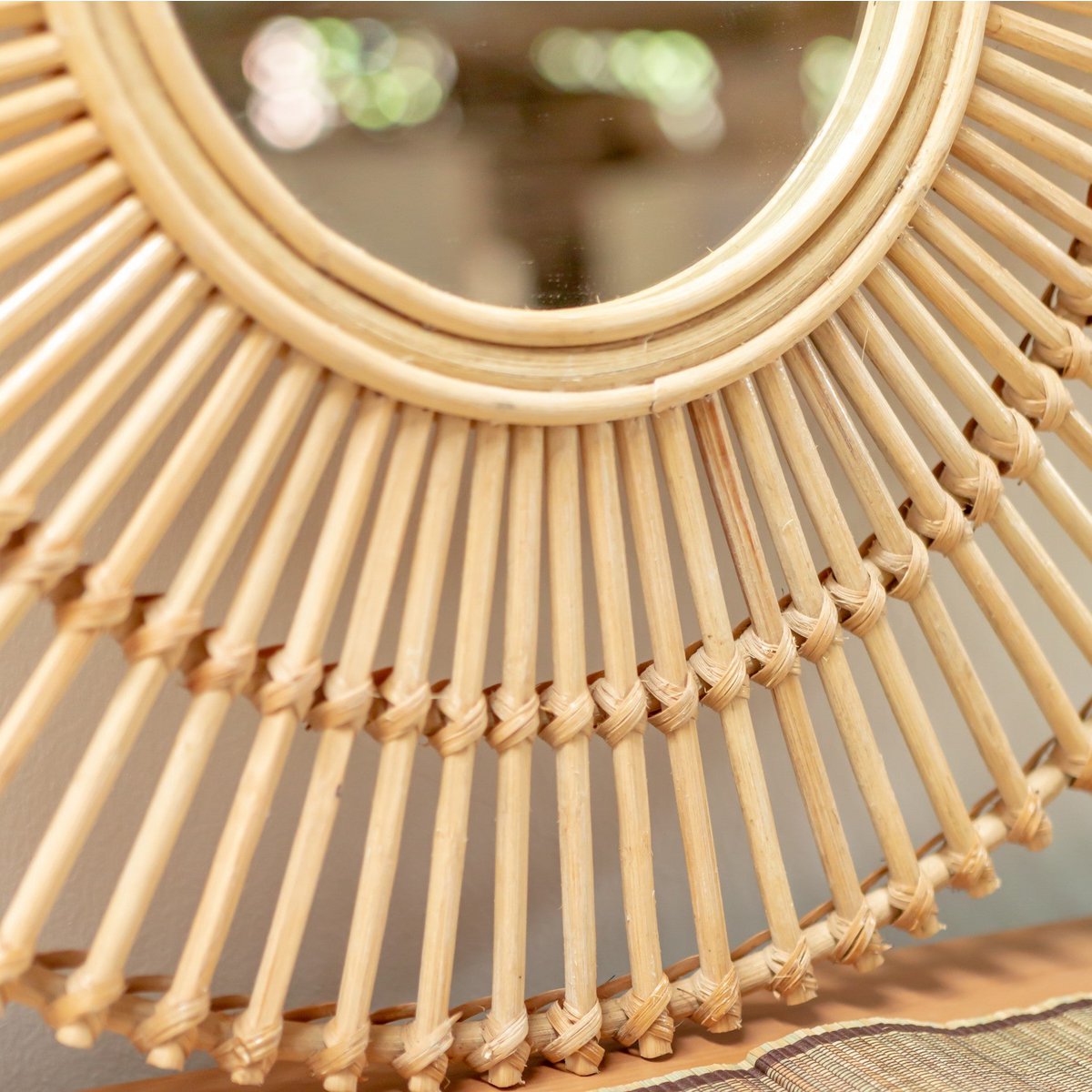 Détail du tressage artisanal en rotin naturel du miroir soleil BUMI ARCANCE