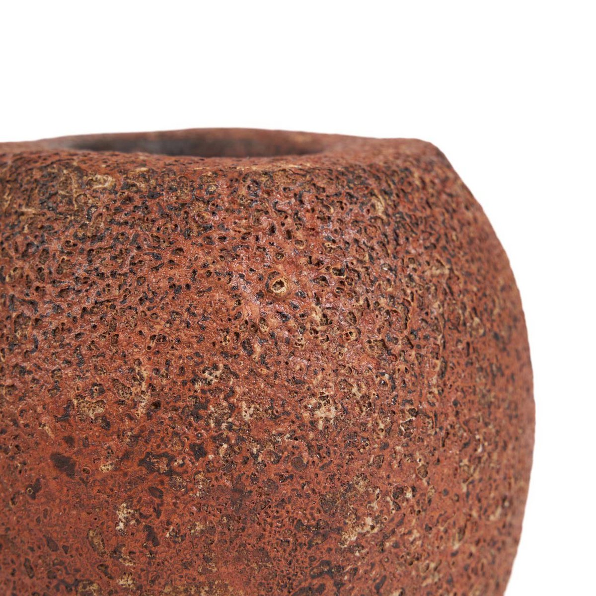 Bougeoir en terre cuite artisanale texture minérale avec bougie chauffe-plat, fond blanc