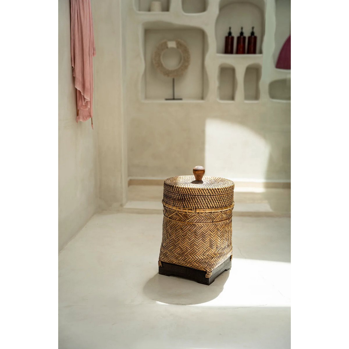 Corbeille rotin brun naturel - ambiance salle de bain méditerranéenne