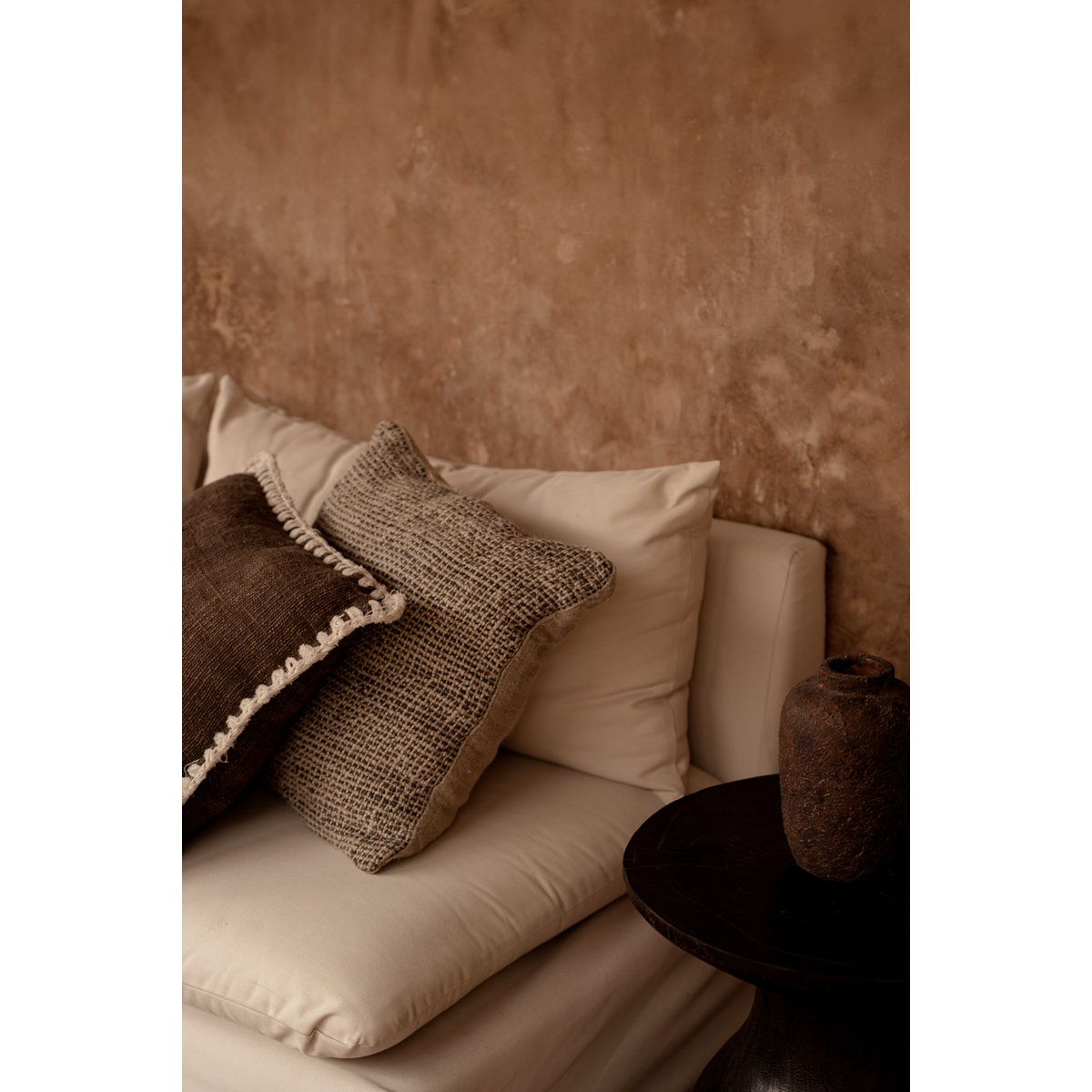 Housse de coussin en lin tissé Noir Naturel 50x50 cm, vue de profil sur fond blanc