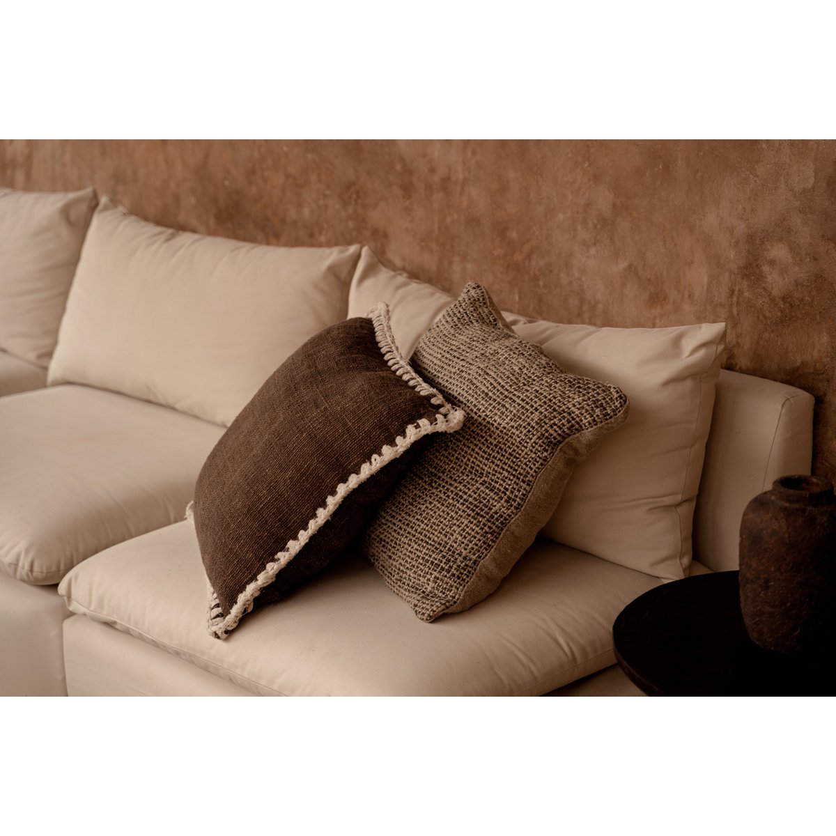 Détail de la fermeture zippée discrète de la housse de coussin en lin