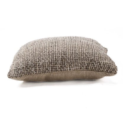 Housse de coussin en lin tissé Noir Naturel posée sur un fauteuil en rotin
