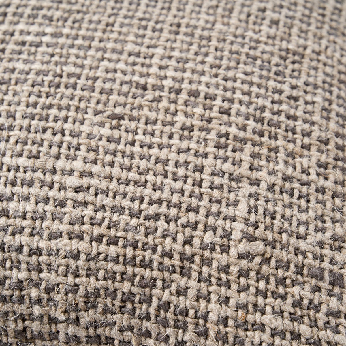 Coussin lin tissé Noir Naturel sur lit avec linge de maison écru