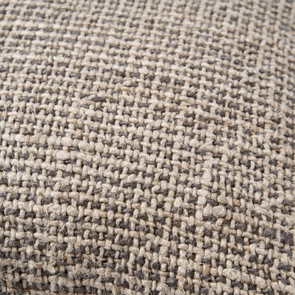 Coussin lin tissé Noir Naturel sur lit avec linge de maison écru