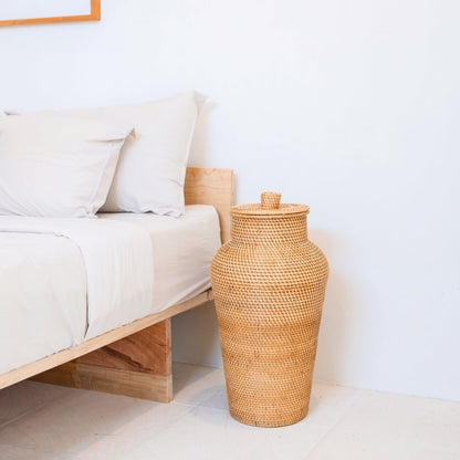 Détail du tressage artisanal en rotin naturel et du couvercle du vase KIDUNG