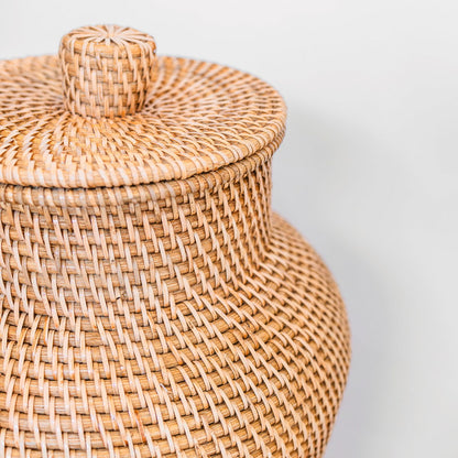 Vase KIDUNG en rotin naturel avec herbes de la pampa dans un salon bohème avec chaise en bois
