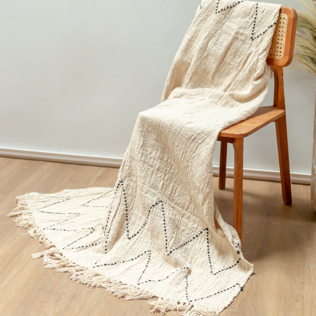 Couverture LINGGAH sur chaise en bois, ambiance naturelle