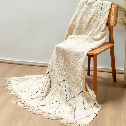 Couverture LINGGAH sur chaise en bois, ambiance naturelle