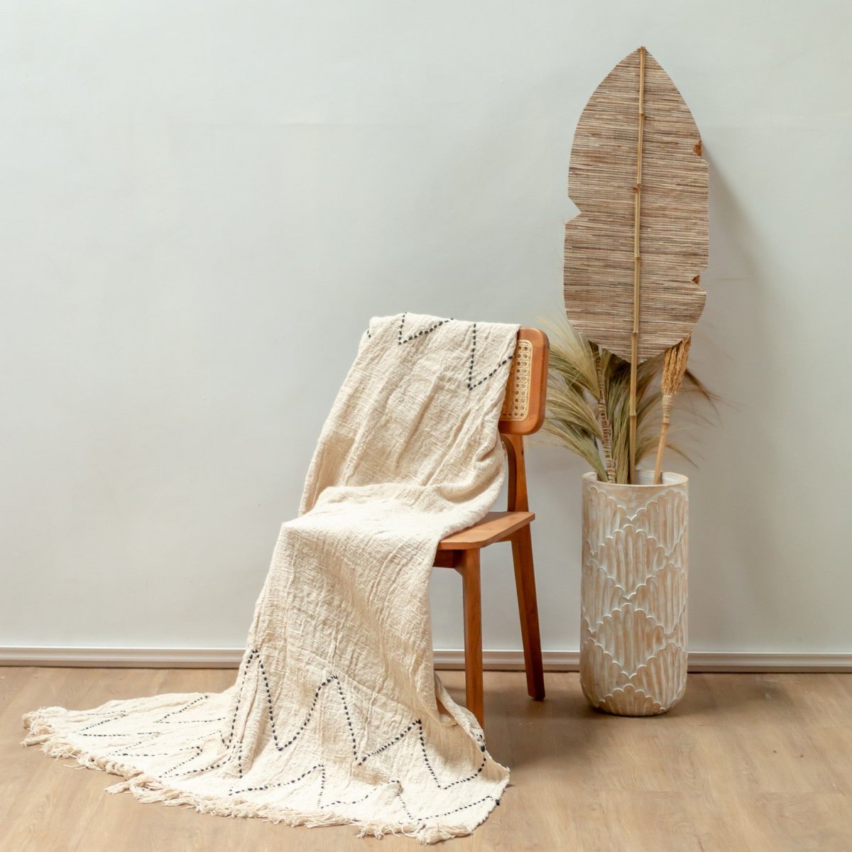 Couverture LINGGAH sur chaise avec vase décoratif