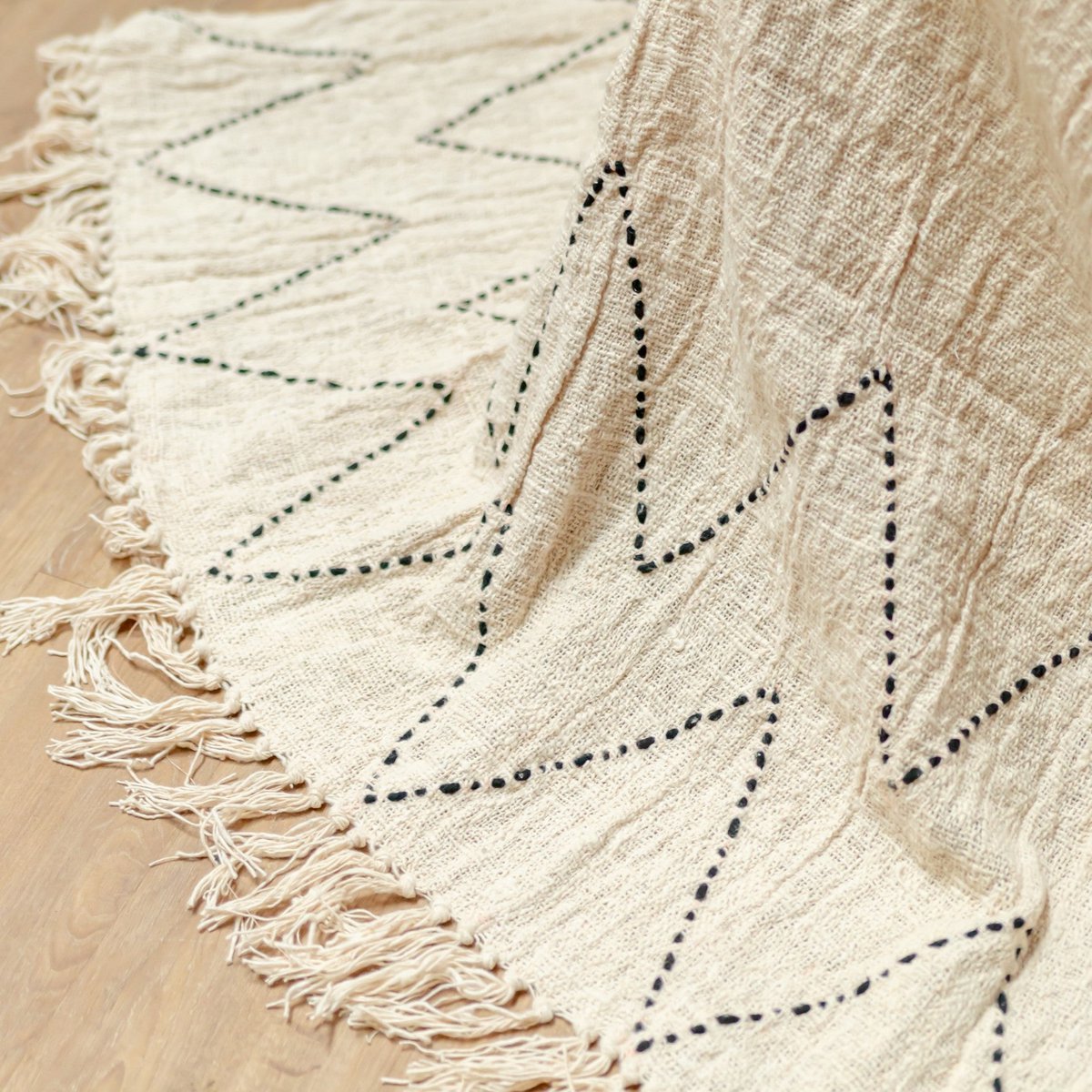 Détail tissage et franges couverture LINGGAH