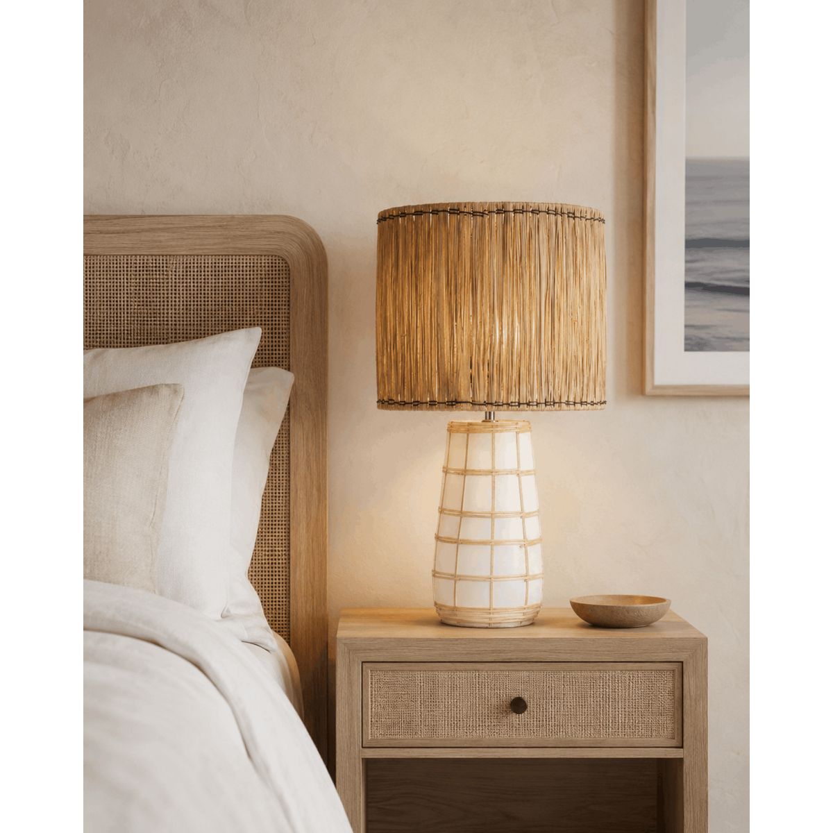 Lampe de table Molokai allumée sur table de chevet – ambiance chambre méditerranéenne