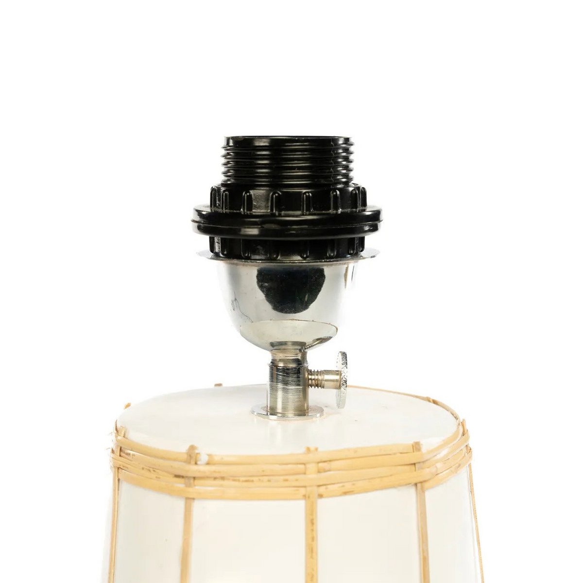 Détail de la douille et du raccord métallique de la lampe Molokai – fond blanc