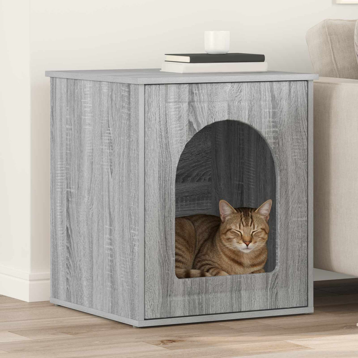 Maison pour chat gris Sonoma 53x52x62 cm avec chat tigré installé à l’intérieur