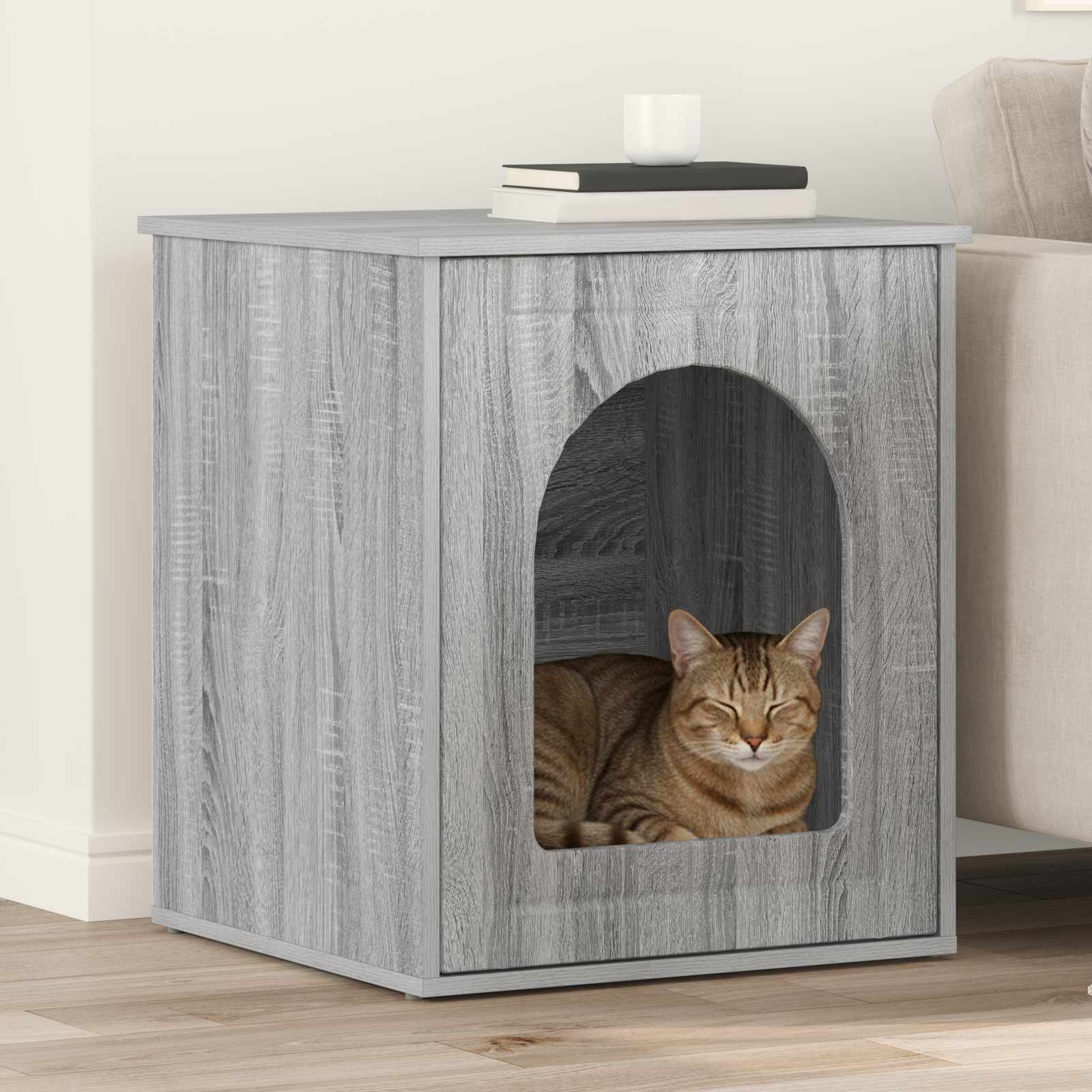Maison pour chat gris Sonoma 53x52x62 cm avec chat tigré installé à l’intérieur
