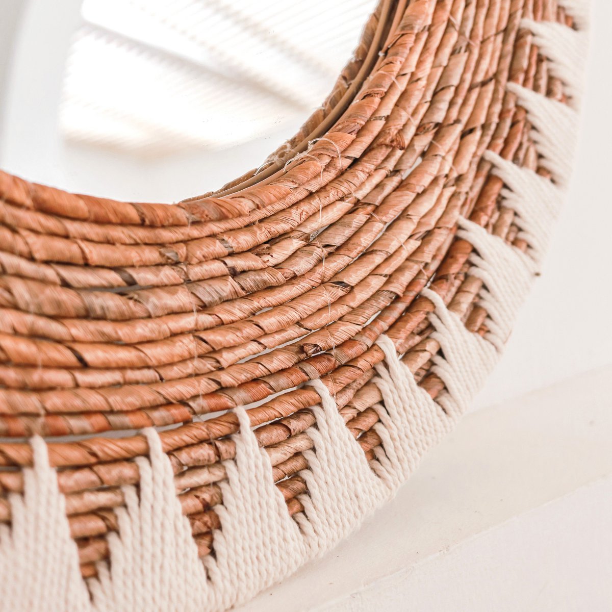 Détail du tressage artisanal en fibre de bananier et motif coton écru du miroir AWAN