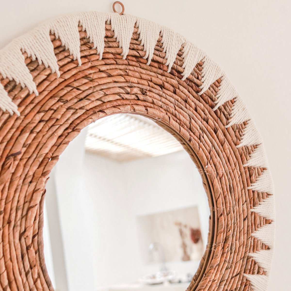 Vue rapprochée du crochet et du tressage du miroir bohème AWAN ARCANCE
