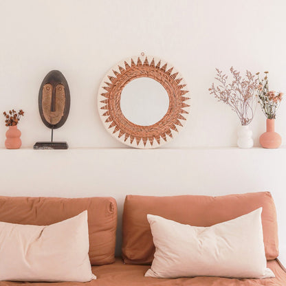 Miroir AWAN au-dessus d'un canapé terracotta avec vases décoratifs dans un salon bohème