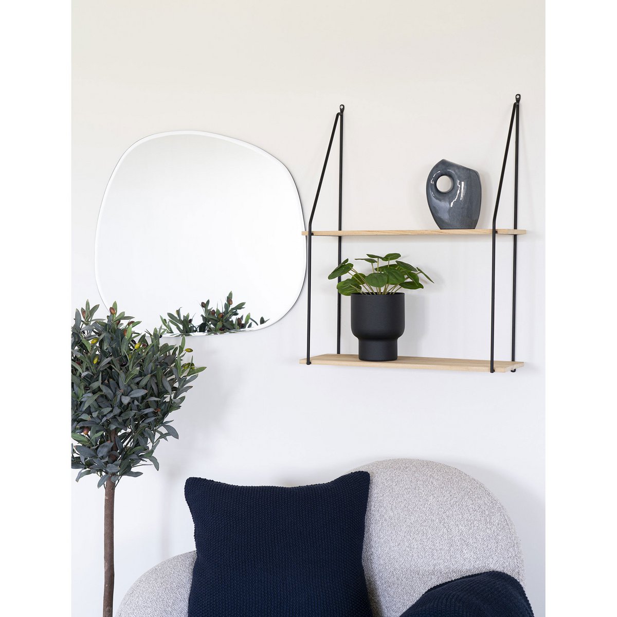 Pélia artificielle en situation – étagère salon avec miroir organique