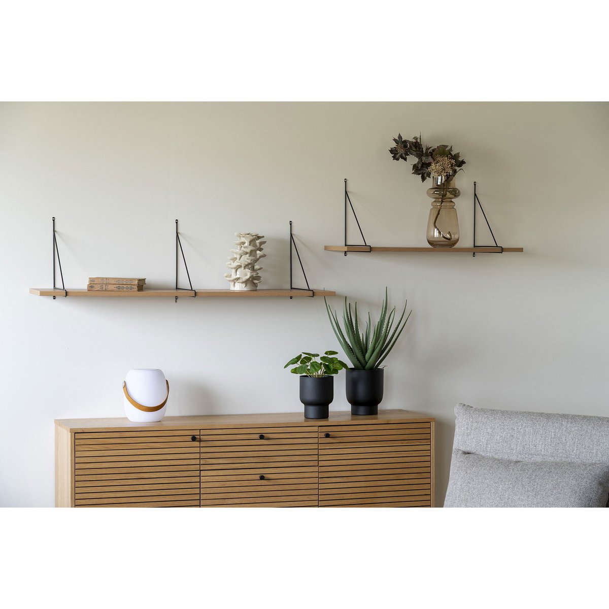 Pélia artificielle en situation – buffet salon avec autres plantes