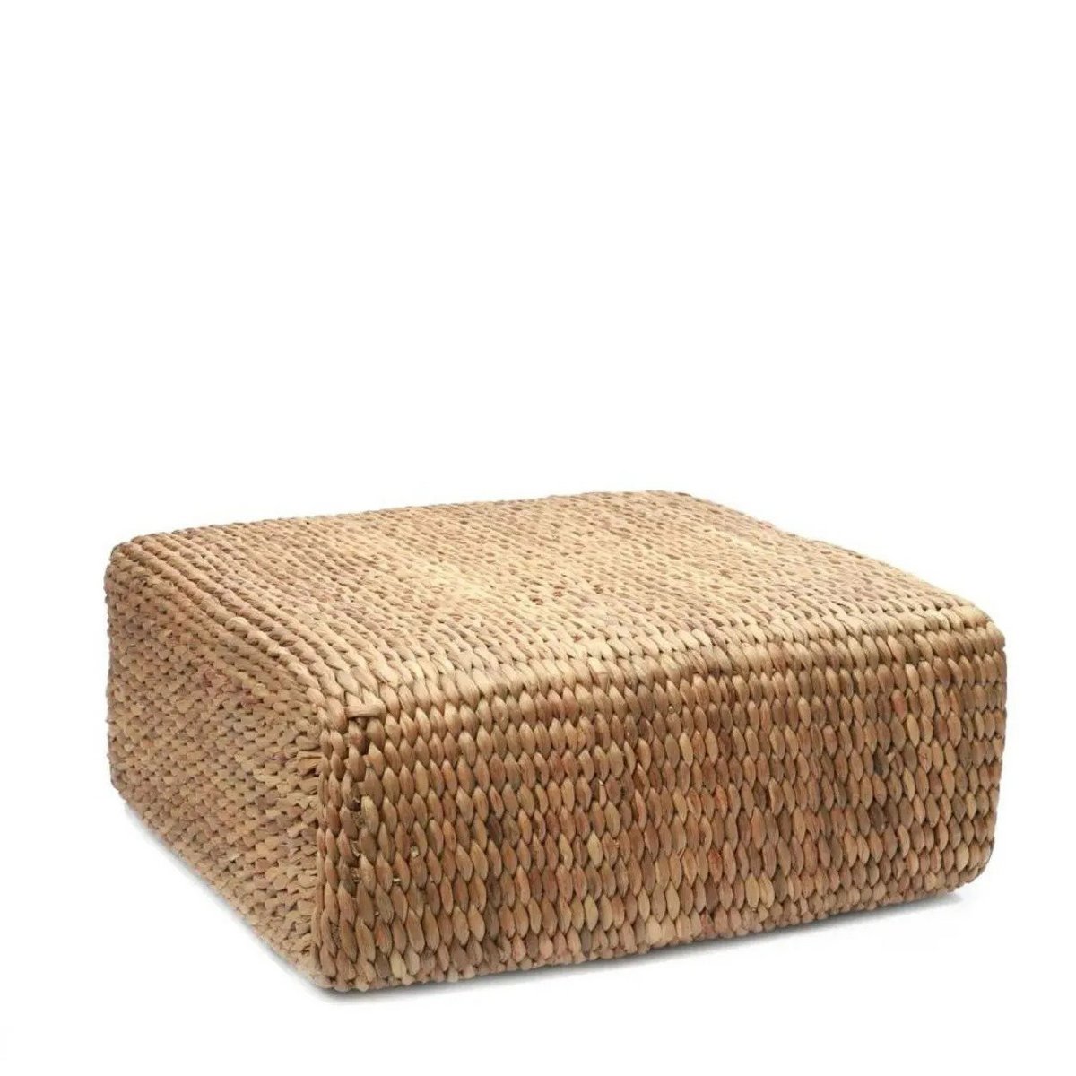 Pouf carré en fibres naturelles tressées au bord d'une piscine – ambiance méditerranéenne