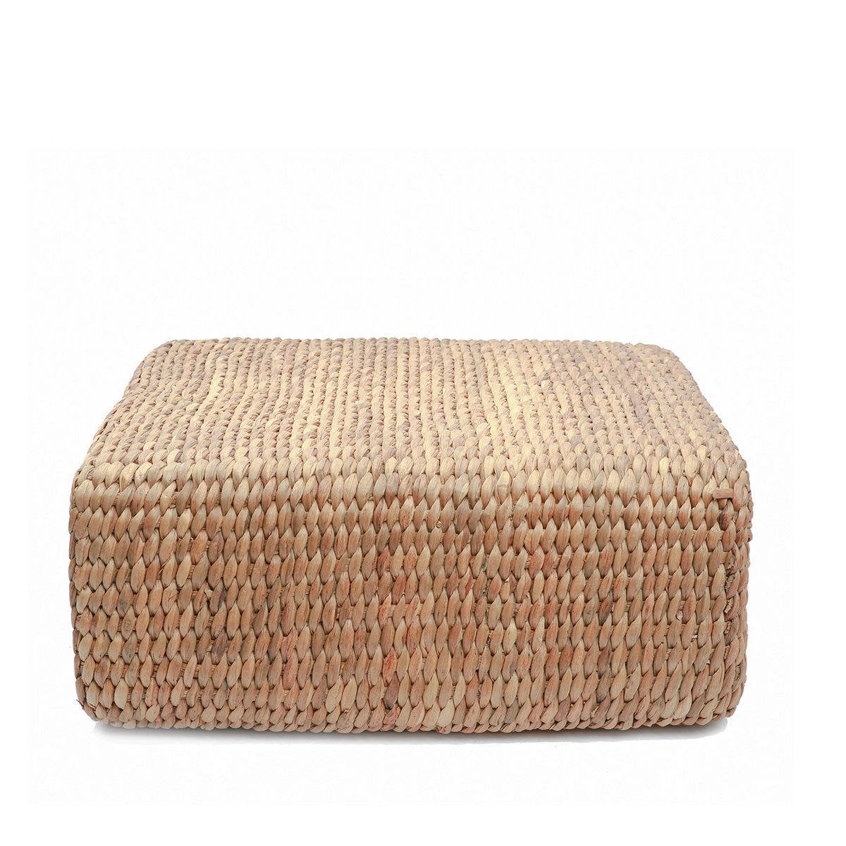 Pouf carré en fibres naturelles avec livres posés dessus – ambiance salon naturel
