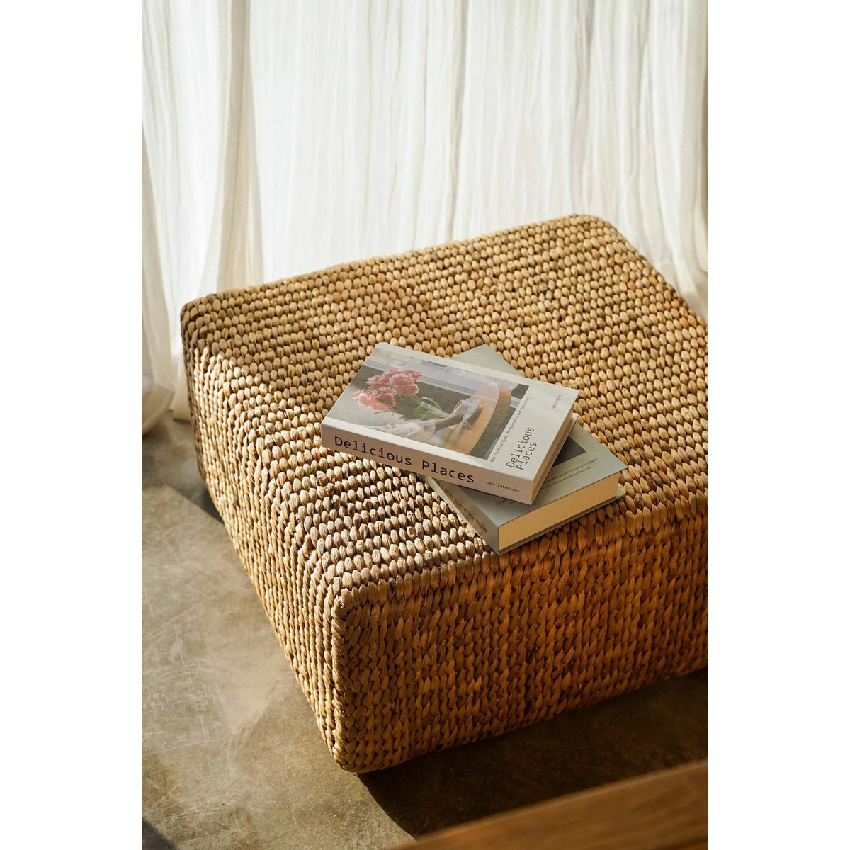 Pouf carré en fibres naturelles – vue de face sur sol béton