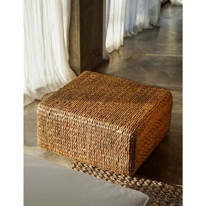 Pouf carré en fibres naturelles – détail du tressage artisanal