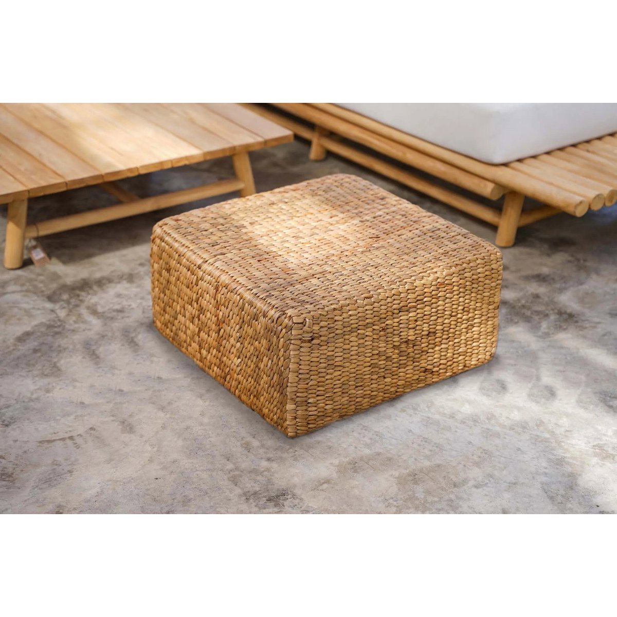 Pouf carré en fibres naturelles – vue latérale, ambiance intérieure