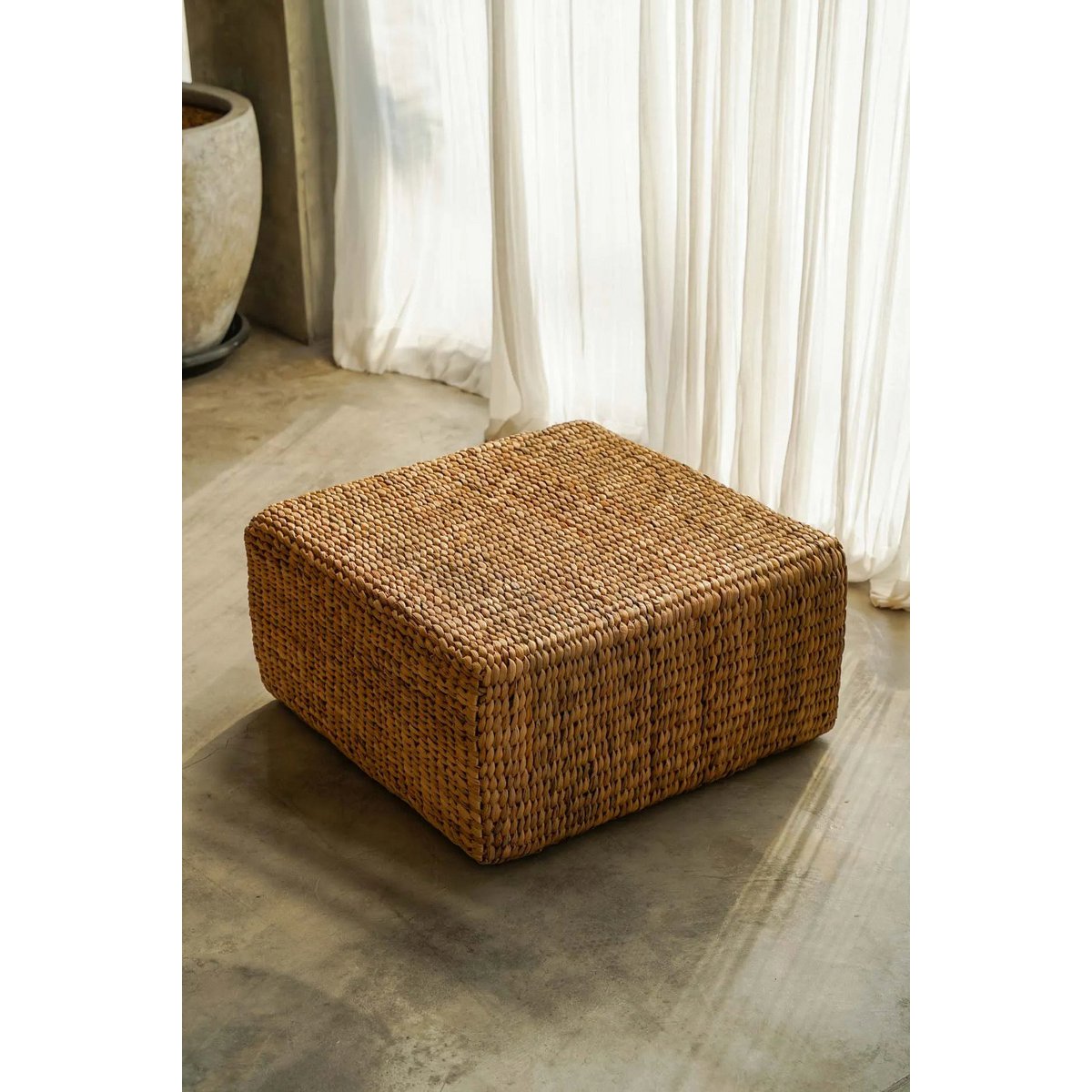 Pouf carré en fibres naturelles tressées – vue principale fond neutre