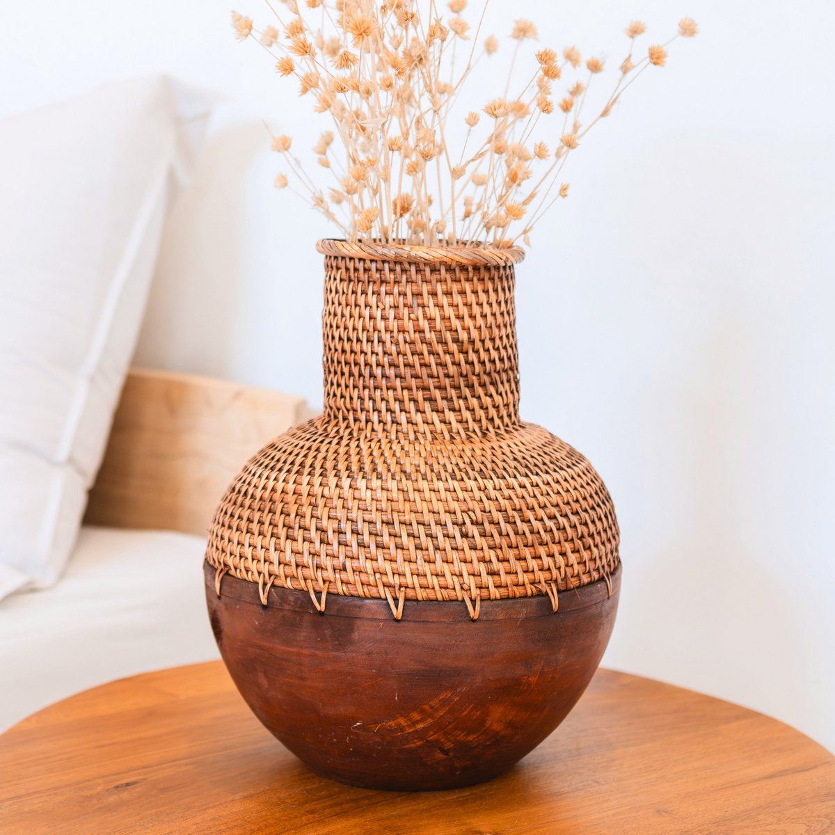 Gros plan tressage rotin du vase Kamari avec fleurs séchées – détail artisanal