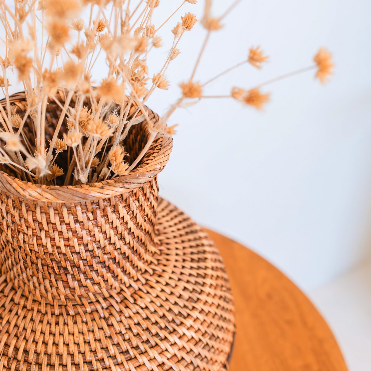 Vase Kamari sur table d'appoint en bois dans une chambre bohème – ambiance