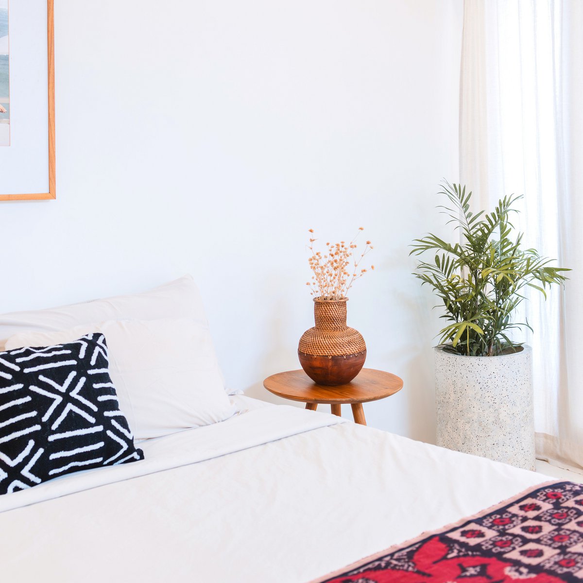 Vase Kamari avec fleurs séchées sur gueridon teck – ambiance salon scandinave