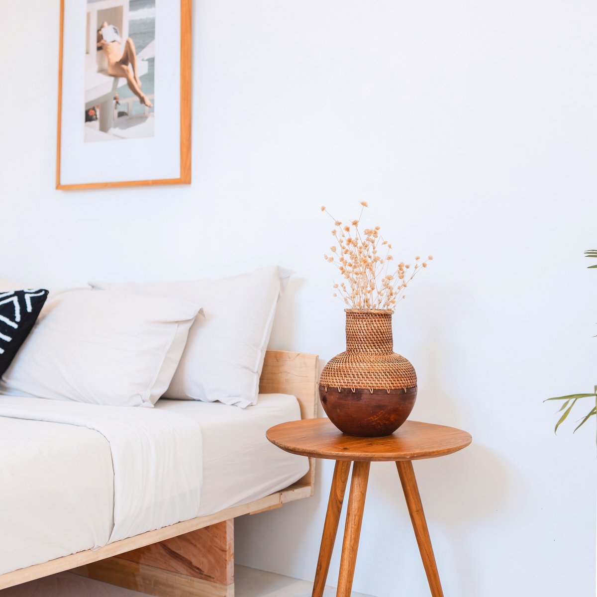 Vase Kamari sur table ronde en bois – ambiance salon blanc contemporain