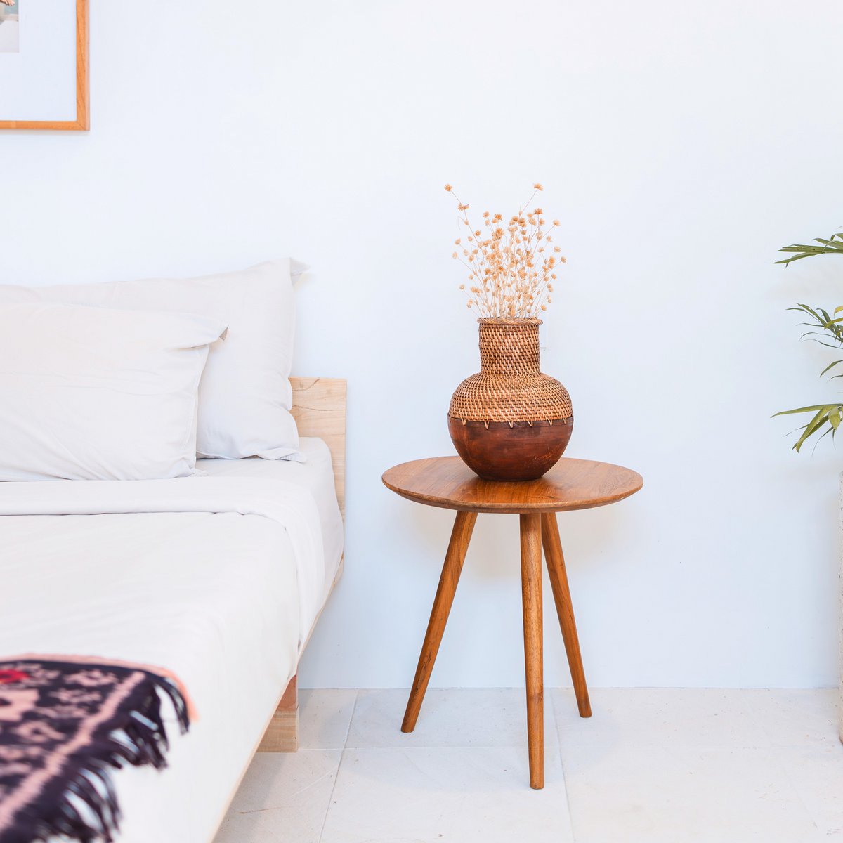 Vase Kamari en rotin et bois naturel – vue complète fond blanc