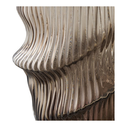 Vase en verre soufflé brun – gros plan détail texture ondulée fond blanc