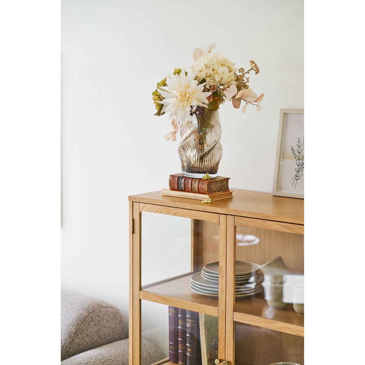 Vase Verre Soufflé Brun avec fleurs blanches sur console en bois – ambiance salon contemporain