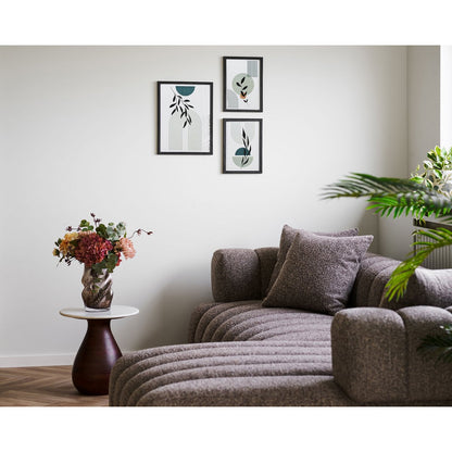 Vase Verre Soufflé Brun sur table d'appoint marbre – ambiance salon scandinave