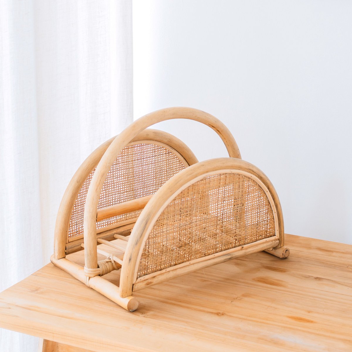 Porte-revues ALOR en rotin – ambiance bureau bois