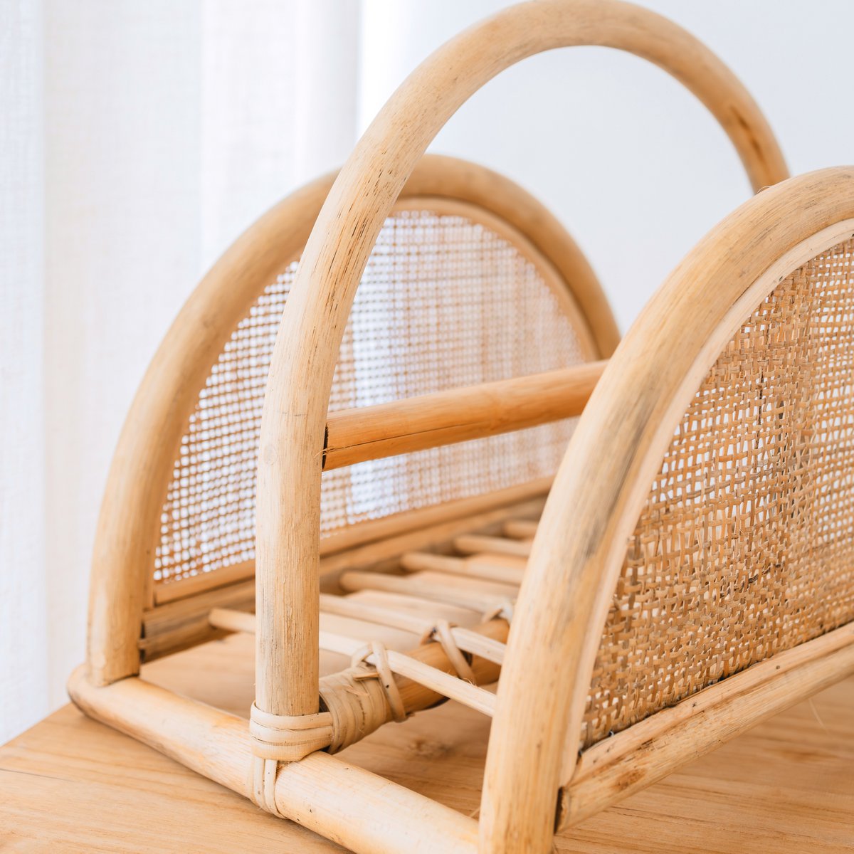 Porte-revues ALOR en rotin – ambiance bureau lumière naturelle
