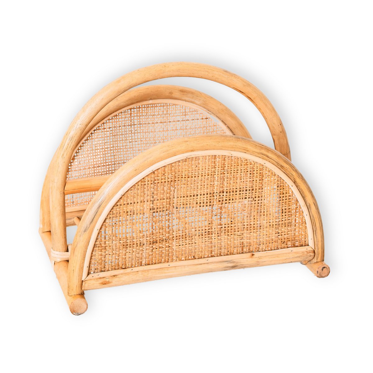 Porte-revues ALOR en rotin naturel – fond blanc
