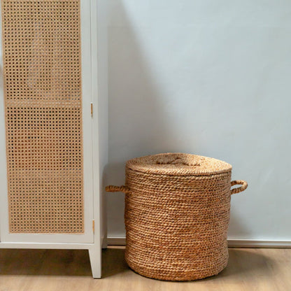 Grand panier à linge Aman en jacinthe d'eau – détail ambiance