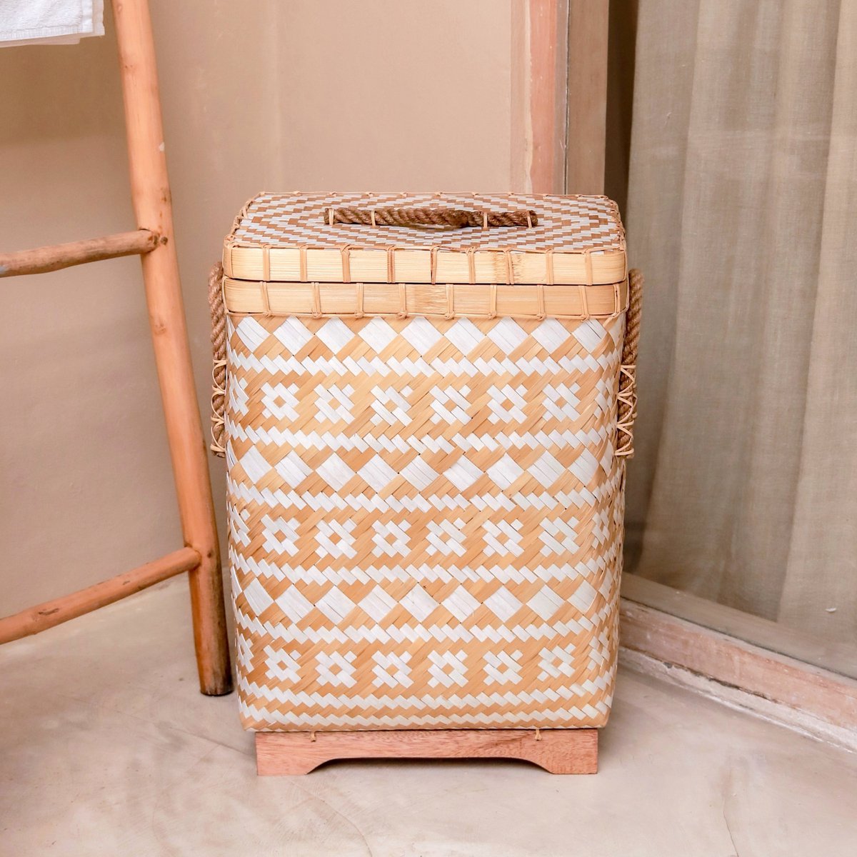 Panier DARI en bambou – ambiance salle de bains avec échelle