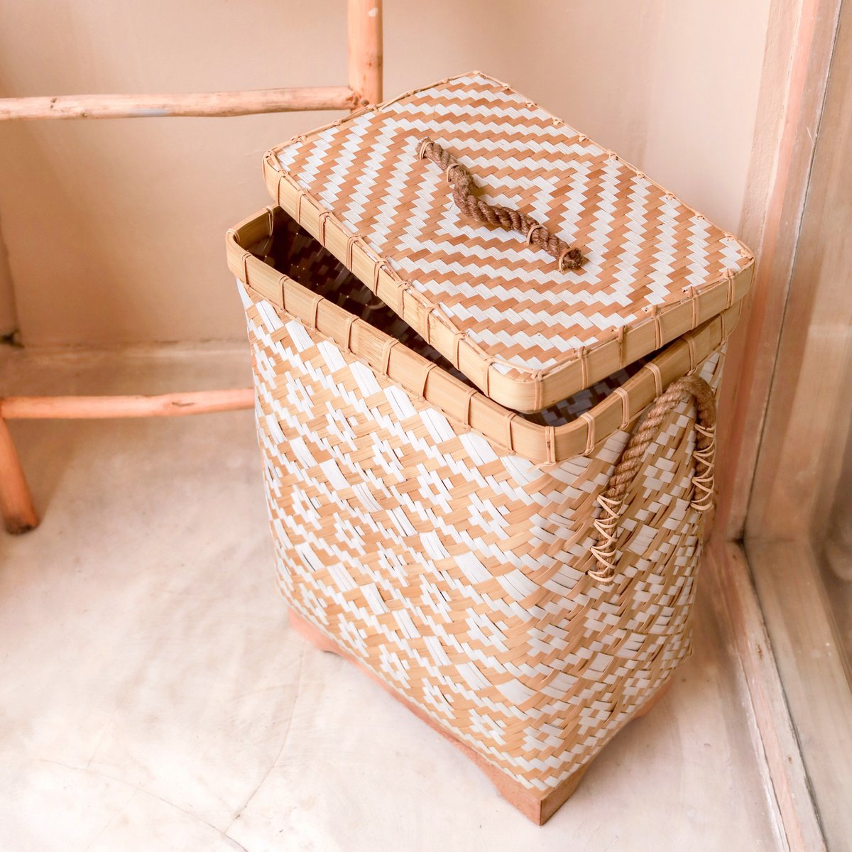 Panier DARI en bambou – couvercle ouvert détail