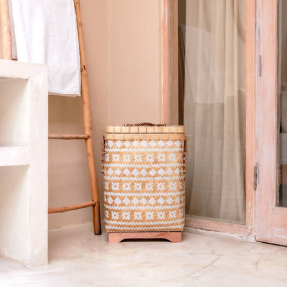 Panier DARI en bambou – ambiance coin salle de bains lumière naturelle