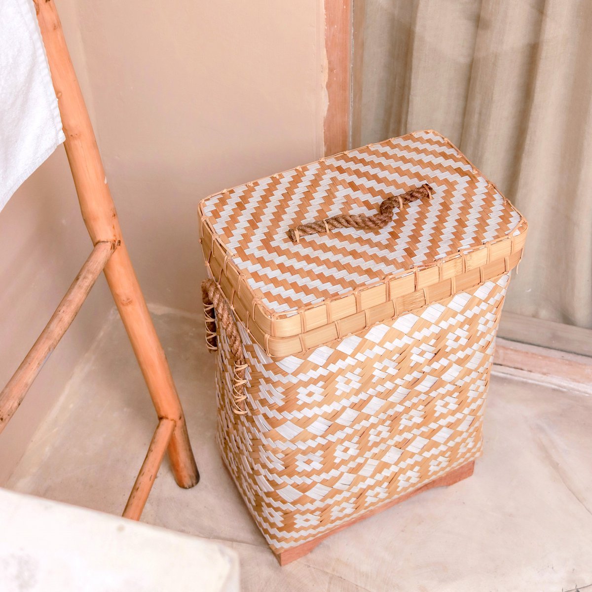 Panier DARI en bambou – vue de dessus couvercle motif zigzag
