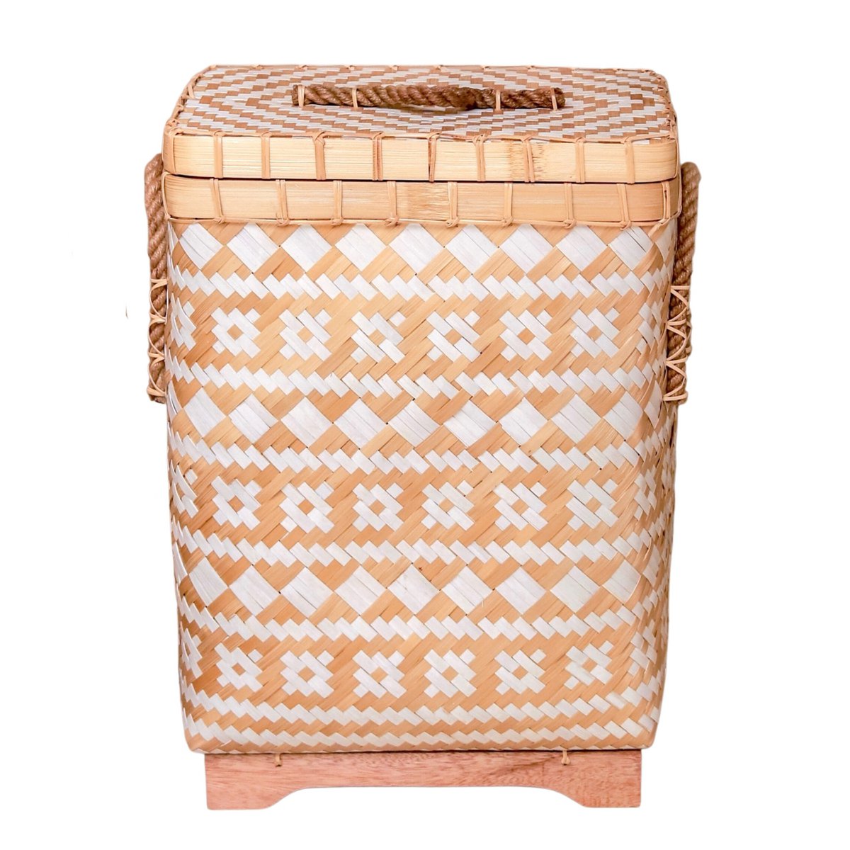 Panier à linge DARI en bambou tressé – fond blanc
