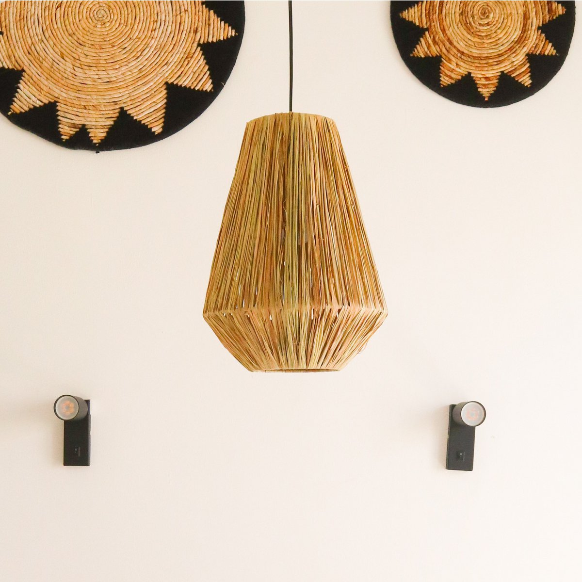 Suspension ENDAH en raphia – ambiance salon avec appliques
