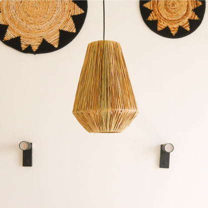 Suspension ENDAH en raphia – ambiance salon avec appliques