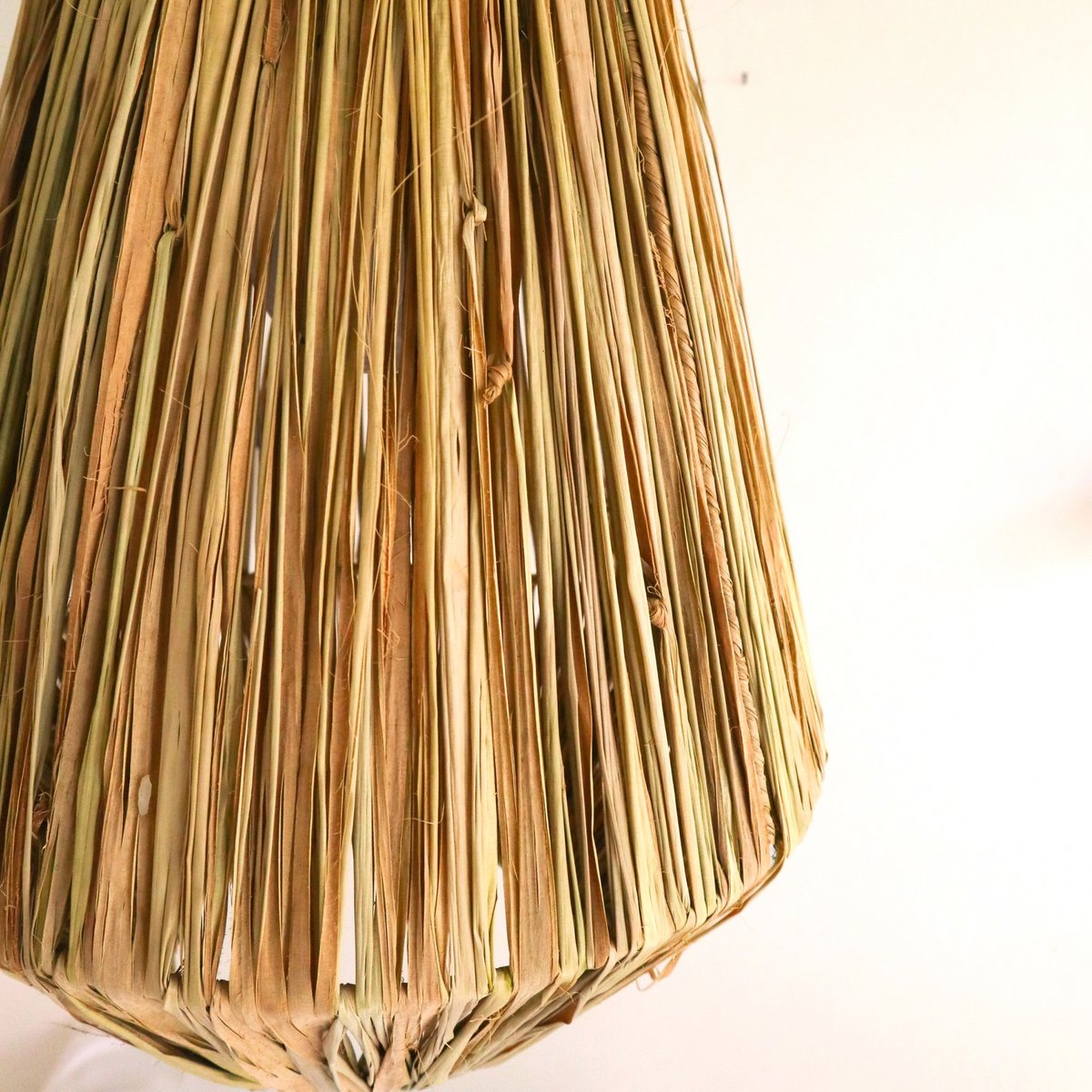 Suspension ENDAH en raphia – détail fibres naturelles