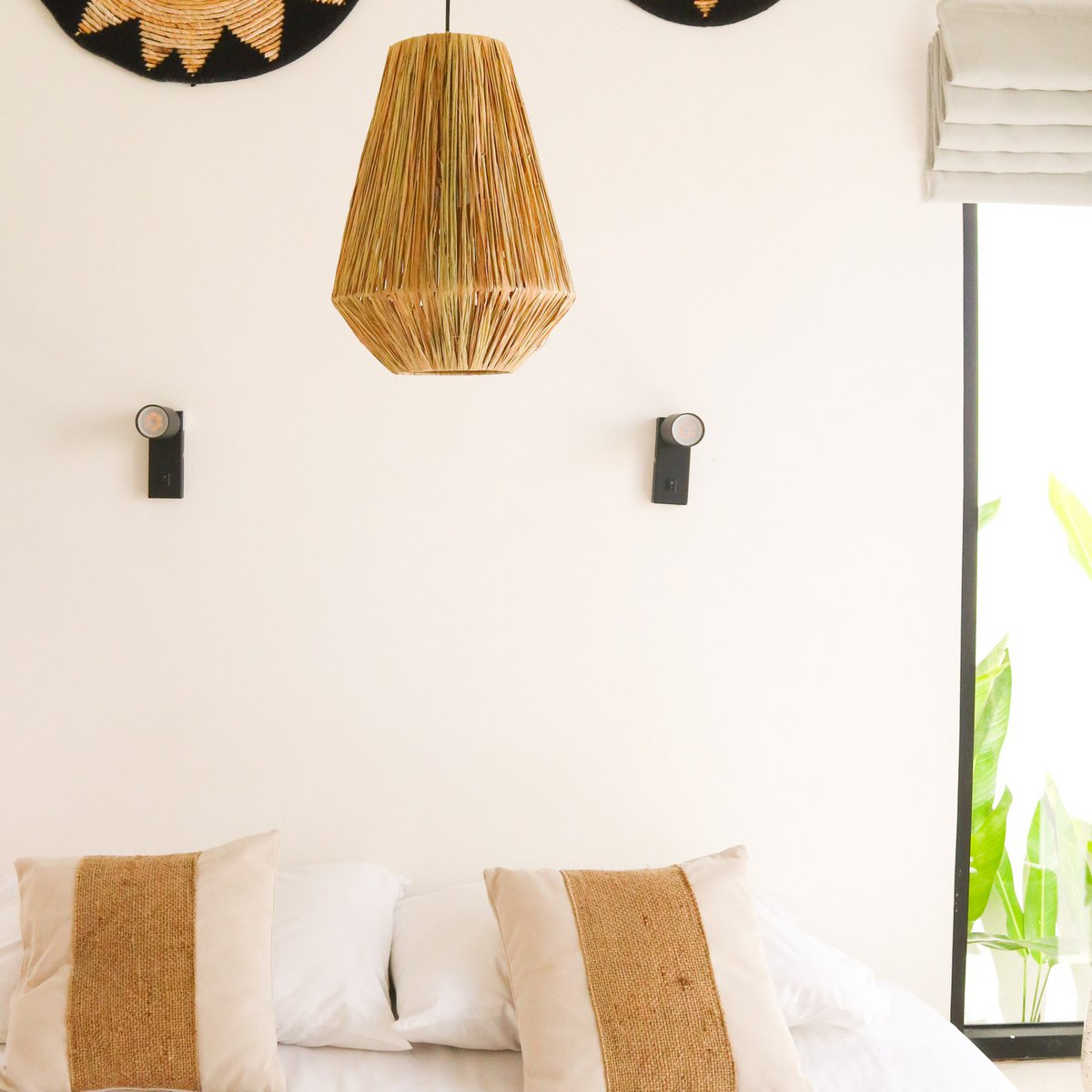 Suspension ENDAH en raphia – ambiance chambre au-dessus du lit